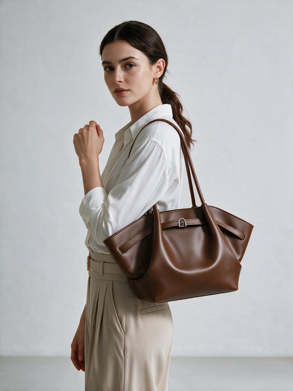 Woman carrying the brown shoulder tote bag