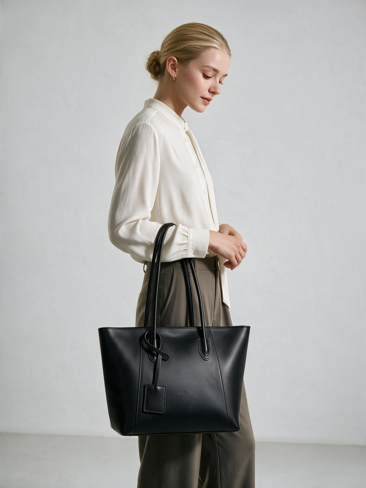 Woman carrying the black shoulder tote bag