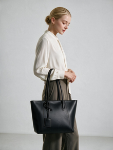 Woman carrying the black shoulder tote bag